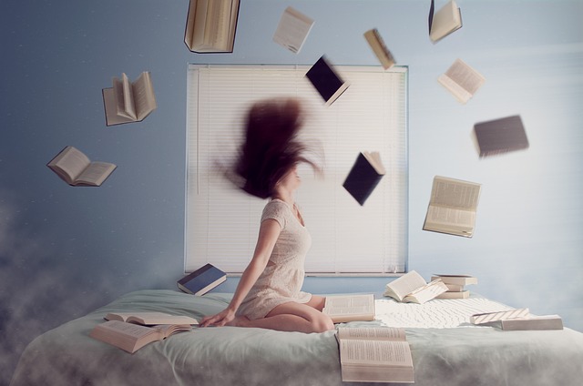 žena rozhazující knihy na posteli